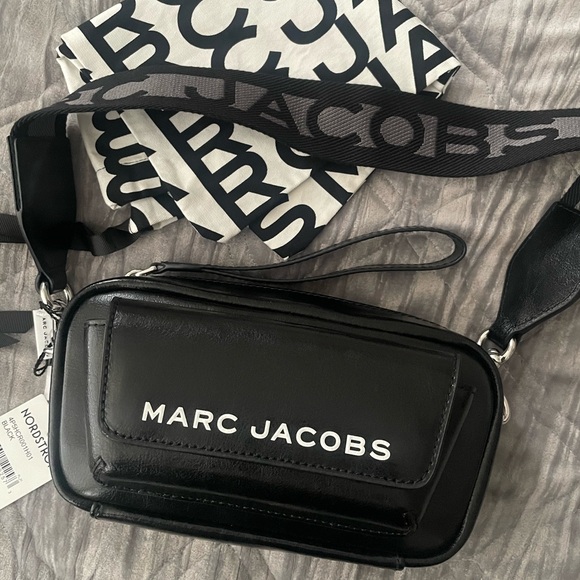 Marc Jacobs Handbags - 💋 MARC JACOBS Bold Cargo Crossbody